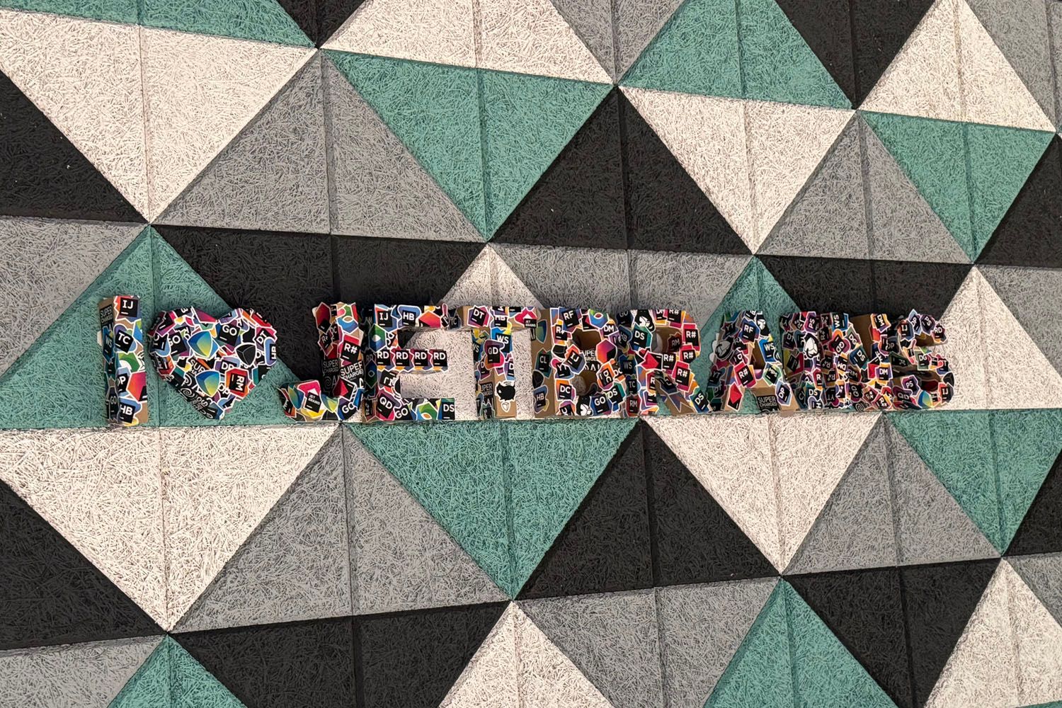 Wandgestaltung im JetBrains Foyer in München